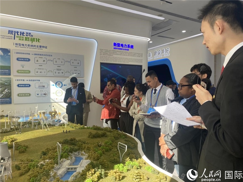 2023“一帶一路”媒體合作論壇聯(lián)合采訪團參訪中國能建。人民網(wǎng)記者 于洋攝