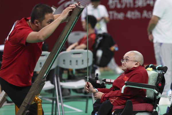 10月23日，杭州第4屆亞殘運(yùn)會硬地滾球男子個人BC3級循環(huán)賽舉行。圖為中國隊(duì)選手易永寧（右）在比賽中。圖片來源：杭州亞殘組委會