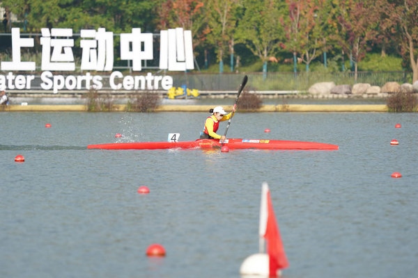 10月23日，杭州第4屆亞殘運(yùn)會皮劃艇女子KL1級比賽，中國隊(duì)選手謝毛三在比賽中。人民網(wǎng)記者 李乃妍攝