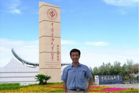北京交通大學(xué)“銀齡教師”黃曉鳴。校方供圖