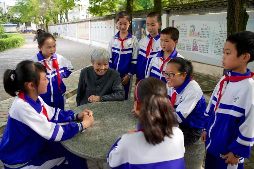 △2013年5月21日，龔全珍老人和江西萍鄉(xiāng)市蓮花縣的孩子們在一起。