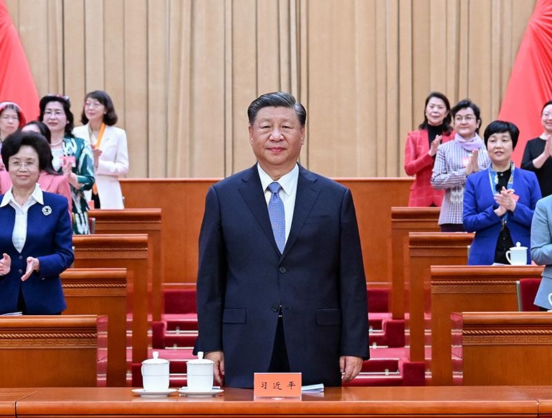 △2023年10月23日，中國婦女第十三次全國代表大會在北京人民大會堂開幕。這是習近平總書記在主席臺向與會代表致意。