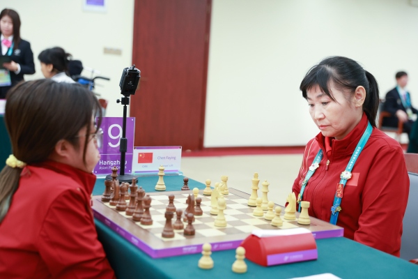 10月24日，杭州第4屆亞殘運會國際象棋常規(guī)賽女子個人賽PI級第四輪舉行。圖為中國隊選手陳發(fā)英（右）、中國隊選手張筱笛在比賽中。圖片來源：杭州亞殘組委