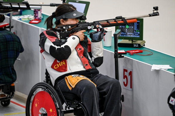 10月23日，杭州第4屆亞殘運會射擊(R2)SH1級女子10米氣步槍立射資格賽舉行。圖為中國隊選手張翠平在比賽中。圖片來源：杭州亞殘組委