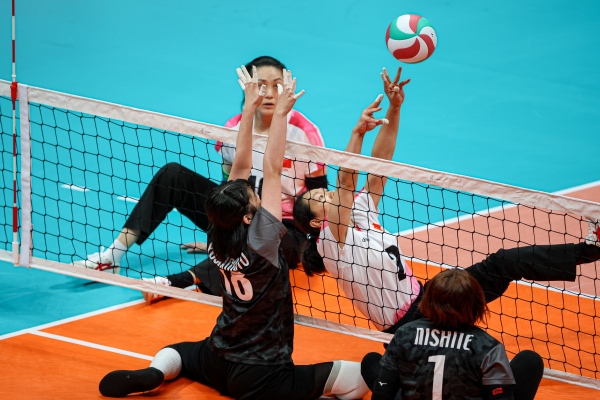 10月24日，杭州第4屆亞殘運會坐式排球女子單循環(huán)賽舉行。圖為選手們在比賽中。圖片來源：杭州亞殘組委