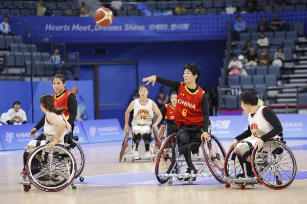 10月24日，杭州第4屆亞殘運會輪椅籃球女子預賽舉行。圖為選手們在比賽中。圖片來源：杭州亞殘組委