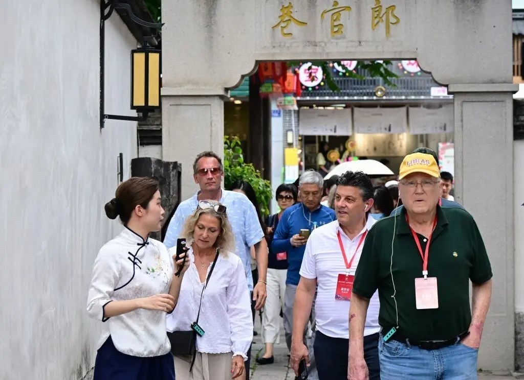 △2023年6月27日，“鼓嶺之友”部分成員和中美各界人士在福建福州南后街三坊七巷參觀訪問。