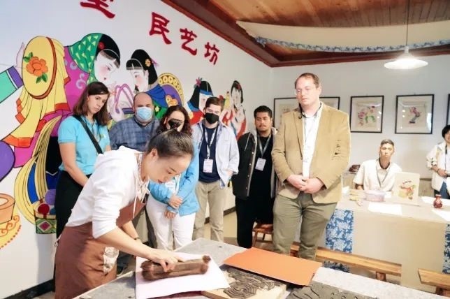 △美國席勒協(xié)會青年代表團在四川感受中國傳統(tǒng)文化。