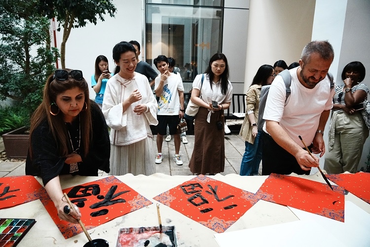 首屆國際傳播“絲路獎”獲獎代表等在廣州市荔灣區(qū)永慶坊參加文化交流活動。楊爍壁、王燕攝影報道