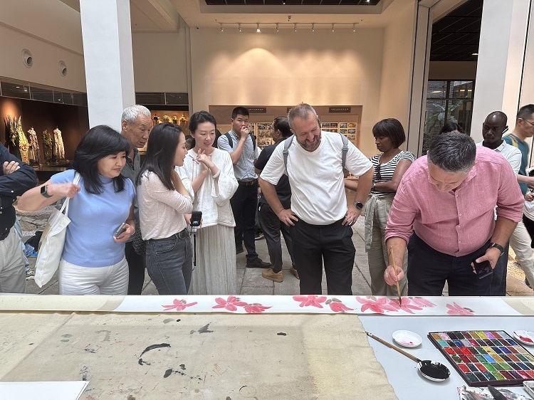 首屆國際傳播“絲路獎”獲獎代表等在廣州市荔灣區(qū)永慶坊參加文化交流活動。楊爍壁、王燕攝影報道
