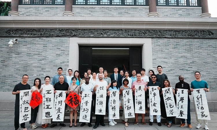 首屆國際傳播“絲路獎”獲獎代表等在廣州市荔灣區(qū)永慶坊參加文化交流活動。楊爍壁、王燕攝影報道