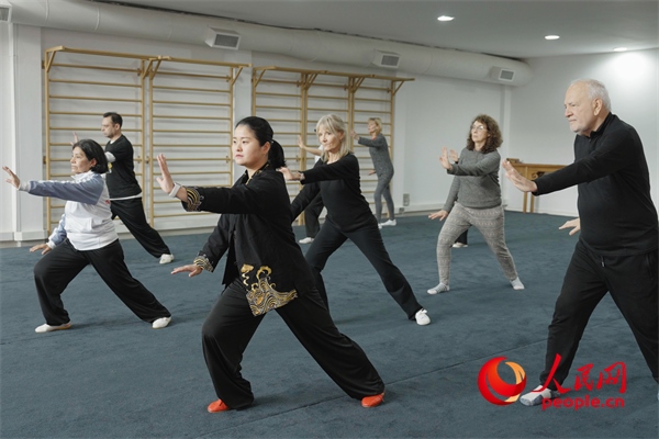 阿根廷武術(shù)俱樂(lè)部協(xié)會(huì)副會(huì)長(zhǎng)陳敏正在教學(xué)。人民網(wǎng)記者 張若涵攝