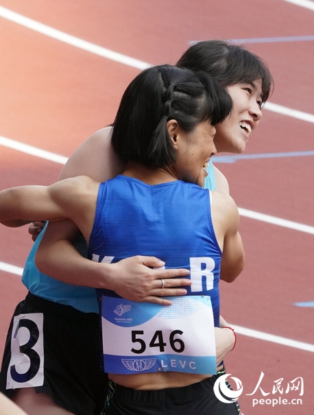 10月23日，杭州亞殘運會田徑女子200米T36級比賽結(jié)束后，中國體育代表團選手史逸婷(后)與韓國選手全珉彩相擁慶祝。人民網(wǎng)記者 胡雪蓉攝