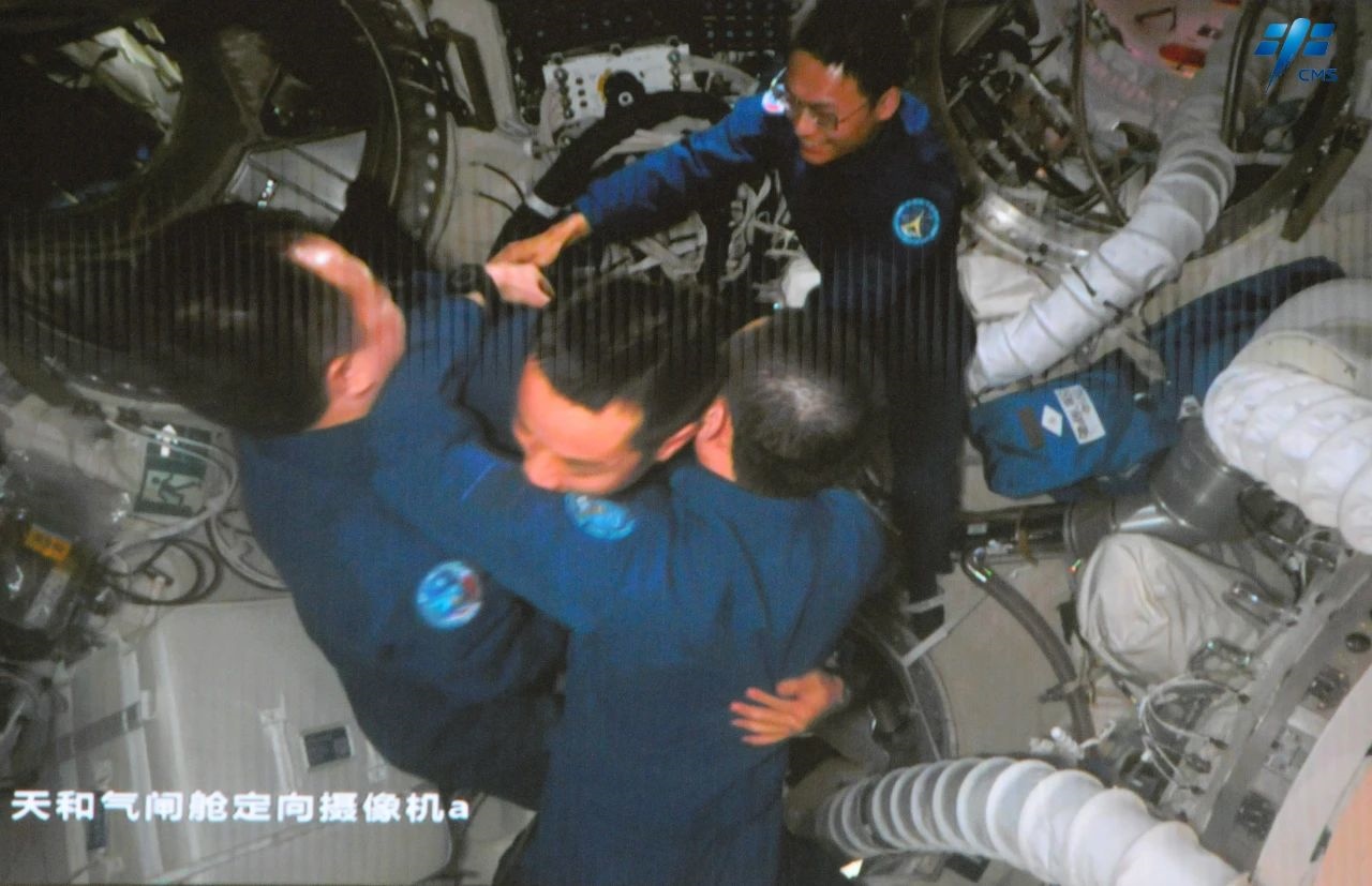 神舟十七號(hào)航天員乘組順利進(jìn)入空間站。中國載人航天工程辦公室供圖