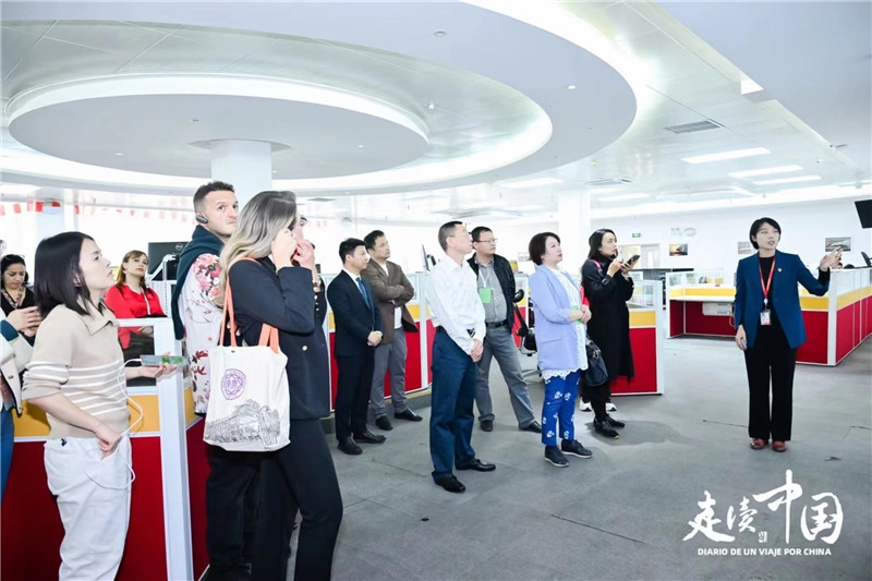 媒體記者參觀天津航空運(yùn)營控制中心。主辦方供圖。
