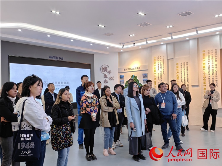媒體記者探訪薊州礦山生態(tài)修復(fù)項(xiàng)目。人民網(wǎng)記者 符園園攝