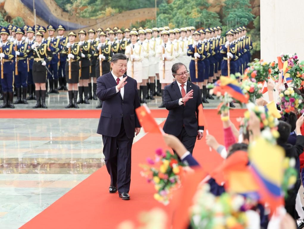 10月25日下午，國家主席習(xí)近平在北京人民大會堂同來華進(jìn)行國事訪問的哥倫比亞總統(tǒng)佩特羅舉行會談。這是會談前，習(xí)近平在人民大會堂北大廳為佩特羅舉行歡迎儀式。