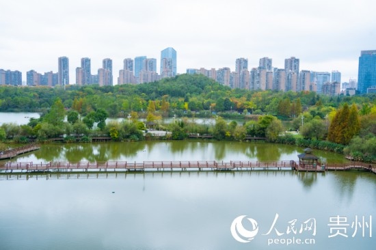 秋日時(shí)節(jié)，觀山湖公園景色美不勝收。人民網(wǎng) 陽茜攝
