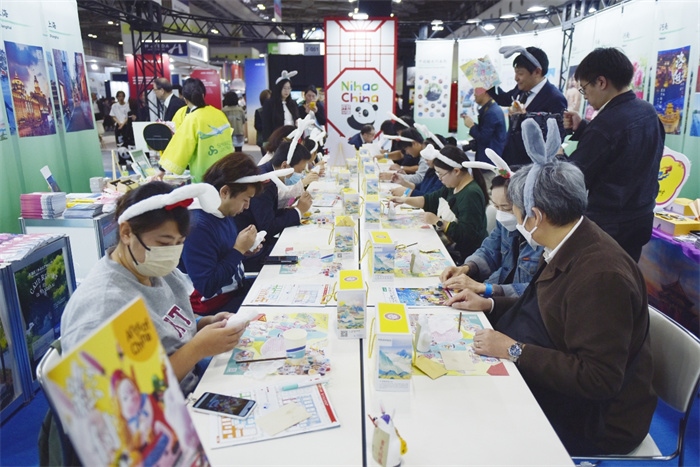 日本國際旅游博覽會中國展館北京非遺兔兒爺填色體驗工作坊。圖片由中國駐東京旅游辦事處提供