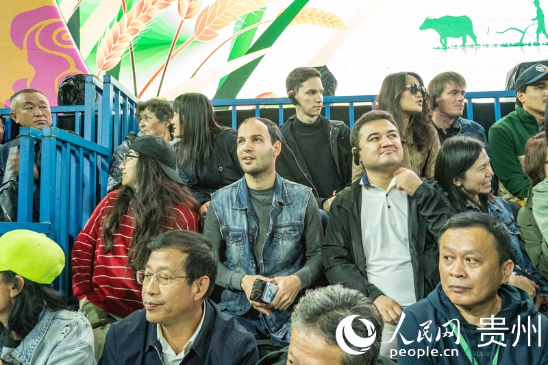 “村BA”決賽現(xiàn)場(chǎng)，看臺(tái)座無(wú)虛席。人民網(wǎng) 陽(yáng)茜攝