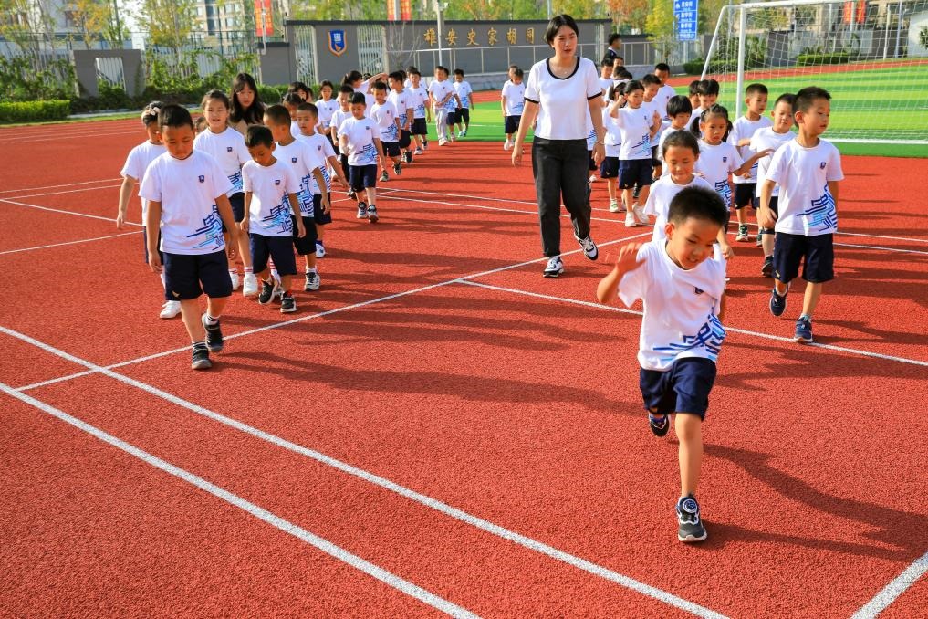 2023年9月，雄安史家胡同小學(xué)的學(xué)生們?cè)诓賵?chǎng)上活動(dòng)。新華社記者張鋮 攝