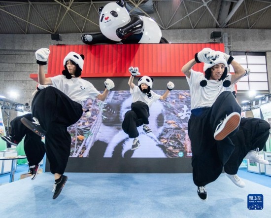  10月29日，街舞隊(duì)在日本大阪國(guó)際會(huì)展中心中國(guó)館表演街舞。新華社發(fā)（中國(guó)駐大阪旅游辦事處供圖）