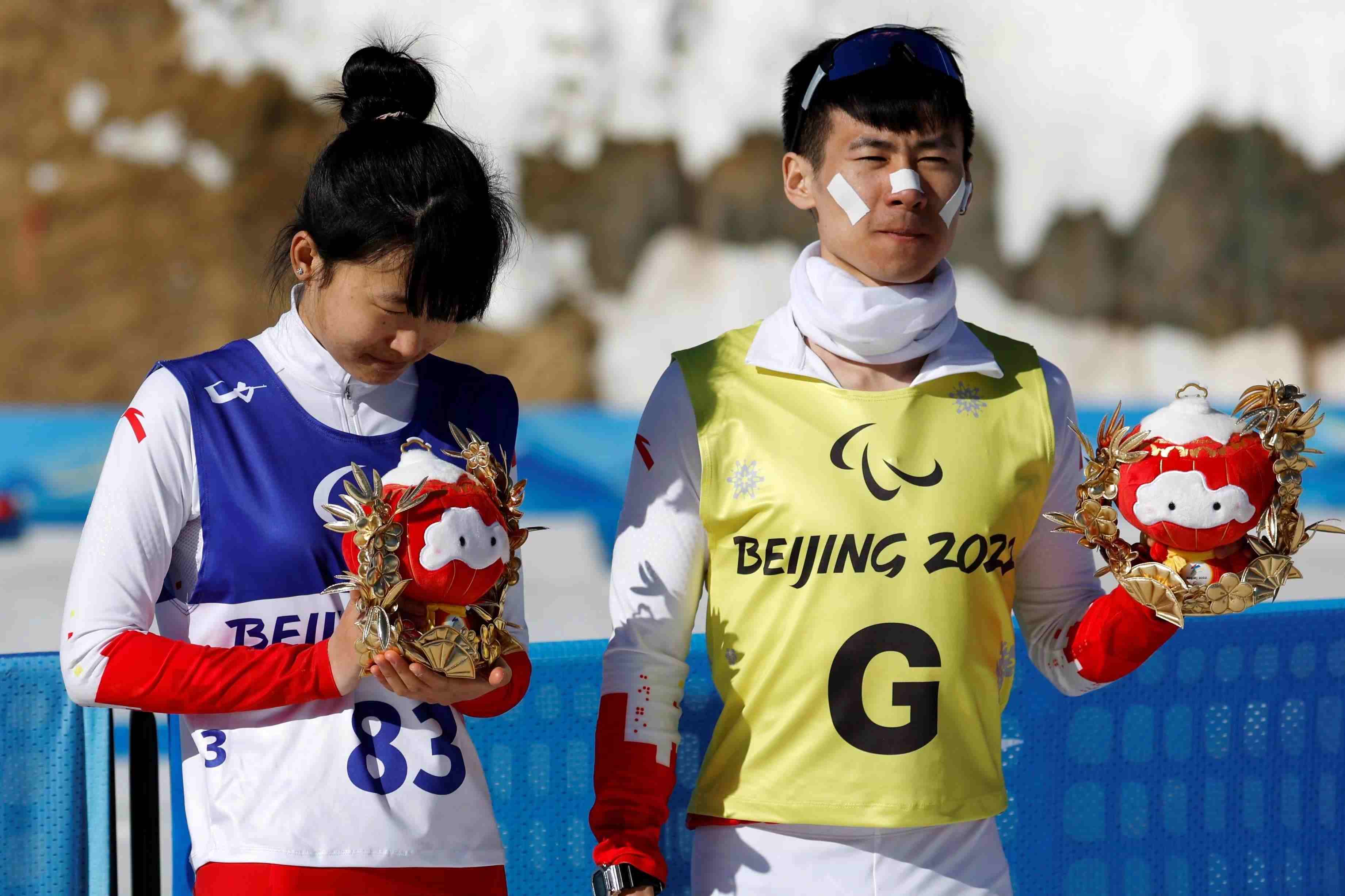 △2022年3月8日，在2022冬殘奧會殘奧冬季兩項女子中距離（視障）比賽中，中國選手王躍（左）獲季軍。