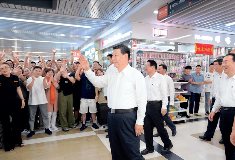2023年9月20日至21日，中共中央總書記、國家主席、中央軍委主席習(xí)近平在浙江考察。這是20日上午，習(xí)近平在義烏國際商貿(mào)城考察時，同商戶親切交流。 新華社記者 李學(xué)仁/攝