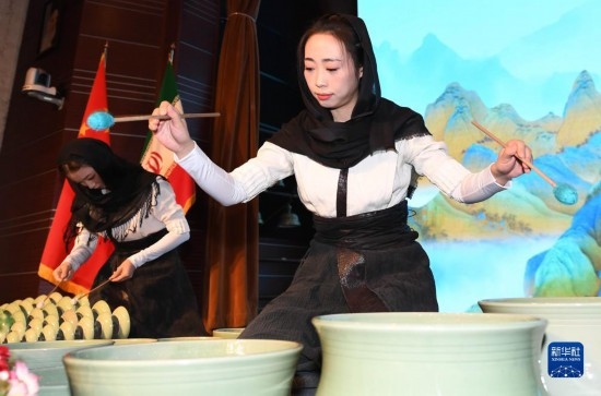 10月30日，演員在伊朗德黑蘭伊朗國(guó)家藝術(shù)科學(xué)院舉行的“青風(fēng)海上來(lái)”浙江青瓷巡禮開(kāi)幕式暨“萬(wàn)象中國(guó)·天下寧波”寧波文旅推介會(huì)開(kāi)幕式上表演。新華社記者 沙達(dá)提 攝