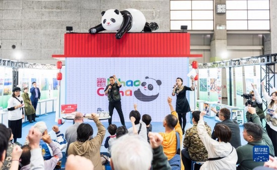  10月29日，游客在日本大阪國(guó)際會(huì)展中心中國(guó)館參與中國(guó)旅游知識(shí)問(wèn)答活動(dòng)。新華社發(fā)（中國(guó)駐大阪旅游辦事處供圖）
