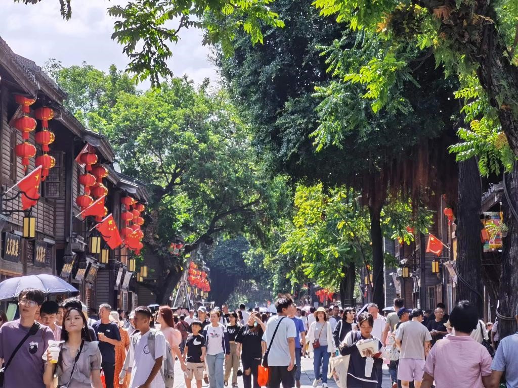 國(guó)慶節(jié)期間，三坊七巷歷史文化街區(qū)游人如織。新華社發(fā)