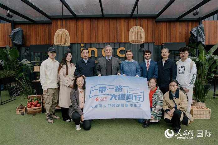 在烏拉圭第118屆普拉多牧農(nóng)業(yè)國(guó)際博覽會(huì)上，烏拉圭國(guó)家肉類協(xié)會(huì)主席與人民網(wǎng)記者合影。人民網(wǎng)記者 張若涵攝