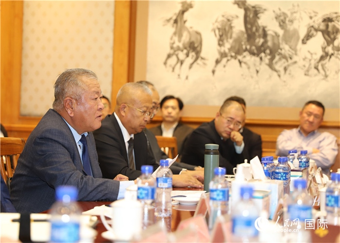 2.2023年10月30日，張義波（左一）會(huì)長(zhǎng)匯報(bào)商會(huì)工作情況。人民網(wǎng)記者 霍文攝
