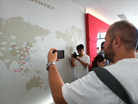 來自波黑的法魯克·博里奇用手機記錄廣州港可以通達到的世界城市與地區(qū)。石青川 攝