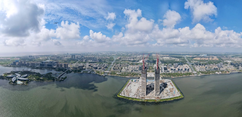 2022年9月4日，在服貿(mào)會(huì)首鋼園區(qū)金融服務(wù)專題展上，參觀者在中國(guó)民生銀行展臺(tái)咨詢金融業(yè)務(wù)。新華社記者 金皓原 攝