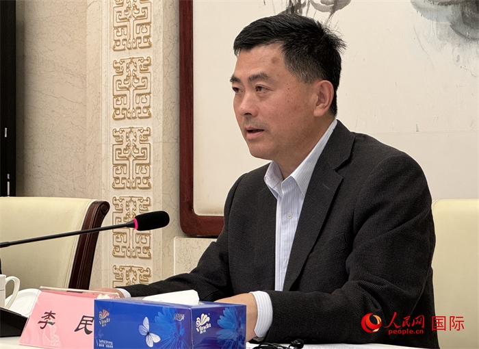 10月31日，歐美同學(xué)會(huì)秘書(shū)長(zhǎng)李民在第五屆中法文化論壇媒體吹風(fēng)會(huì)上講話(huà)。（人民網(wǎng) 謝瑩攝）