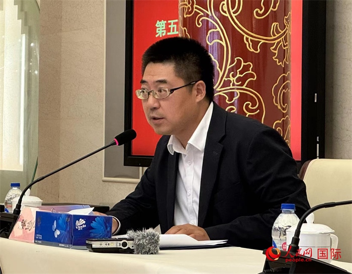 10月31日，歐美同學(xué)會(huì)副秘書(shū)長(zhǎng)滕劍峰在第五屆中法文化論壇媒體吹風(fēng)會(huì)上講話(huà)。（人民網(wǎng) 謝瑩攝）