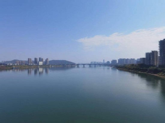 10月24日，在清水塘大橋景觀通道上拍攝的湘江景色。本報記者 常雯宜攝