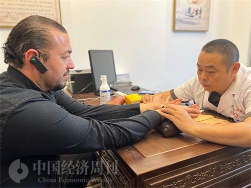  （外媒記者走進(jìn)中醫(yī)堂，問診中醫(yī)名師。中國經(jīng)濟(jì)周刊記者 郭志強(qiáng)攝）