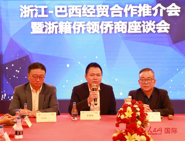 中國駐里約代總領(lǐng)事王尉育（中）在活動中致辭。人民網(wǎng)記者 陳海琪攝