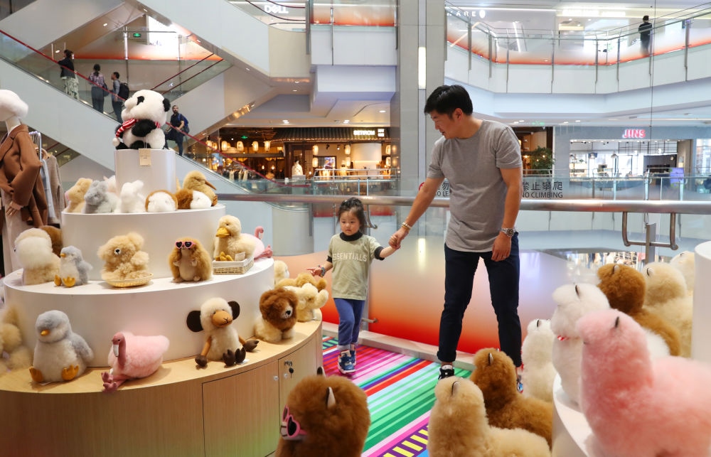 2023年11月2日，顧客在溫暖駝品牌專柜內(nèi)選購。連續(xù)六年參加進博會的秘魯羊駝制品品牌溫暖駝在上海市中心商場開設(shè)了專柜。新華社記者 方喆 攝