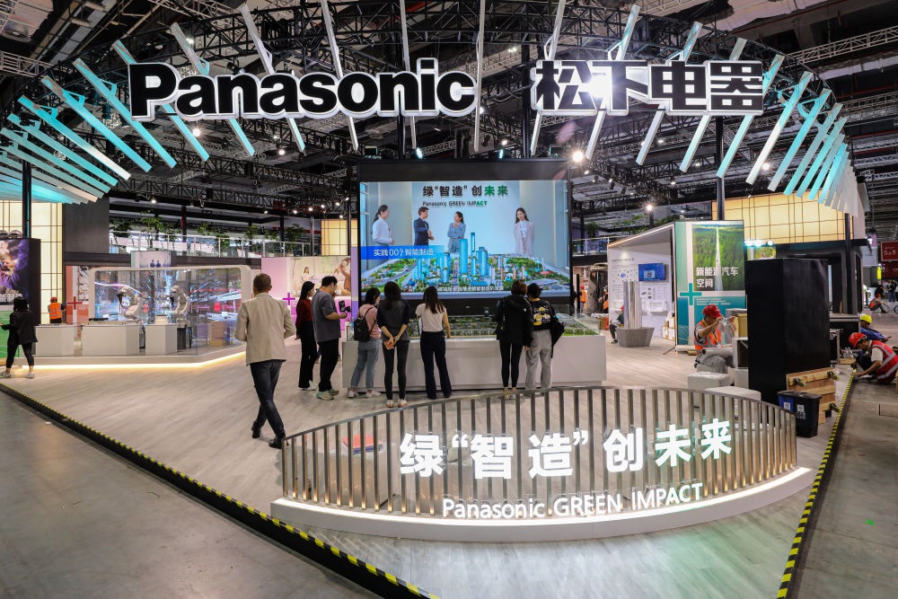 2023年11月2日，工作人員在進博會松下電器展位做準備工作。新華社記者 辛夢晨 攝