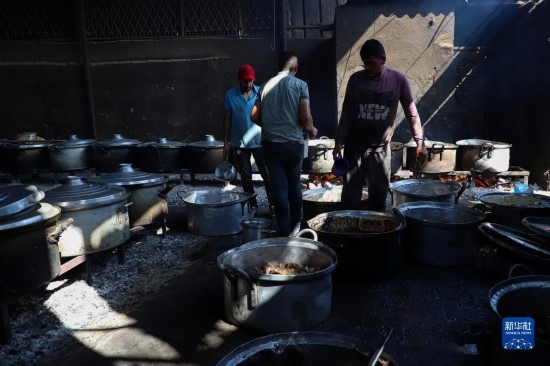 11月3日，在加沙地帶南部城市拉法，人們在煤氣中斷后用柴火做飯。新華社發(fā)（里澤克·阿卜杜勒賈瓦德攝）