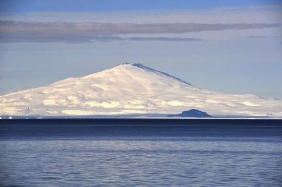 羅斯海沿岸的火山。新華社記者 張建松 攝
