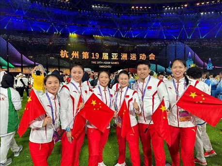 杭州亞運(yùn)會(huì)閉幕式上，教練李紅（右三）和隊(duì)員們合影（左二為龔莉）。受訪者供圖