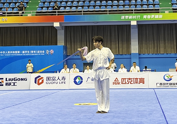 11月6日，第一屆全國學(xué)生（青年）運(yùn)動會武術(shù)套路（大學(xué)組）男子自選劍術(shù)比賽中。人民網(wǎng)記者 歐興榮攝