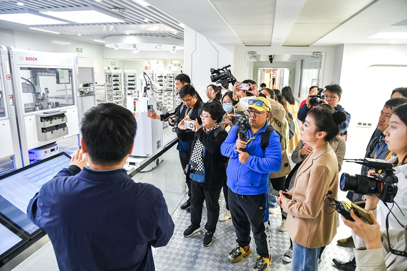 2023年10月16日，第三屆“一帶一路”國際合作高峰論壇新聞中心組織中外記者采訪。記者在中德大廈內(nèi)的博世未來工廠展區(qū)參觀，了解其高質(zhì)量創(chuàng)新發(fā)展成果。