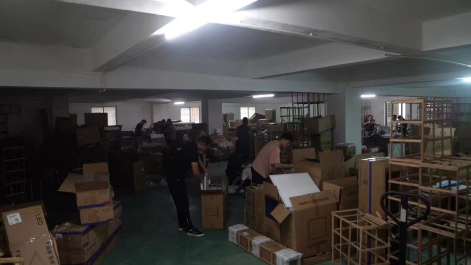 查處倉庫現(xiàn)場。重慶市梁平區(qū)公安局供圖。
