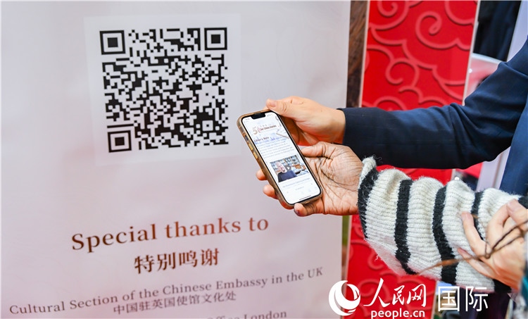 觀眾掃碼《我們的中國故事》系列視頻。人民網(wǎng) 郭錦標攝