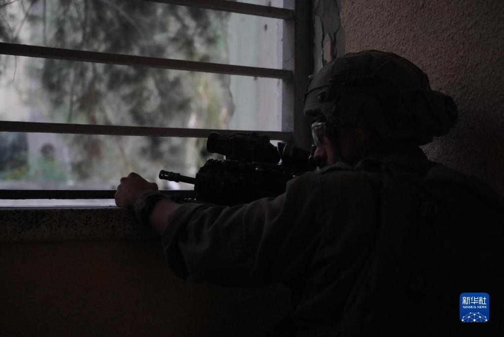 這張以色列國防軍11月9日發(fā)布的照片顯示，以軍地面部隊在加沙城進(jìn)行軍事行動。新華社發(fā)